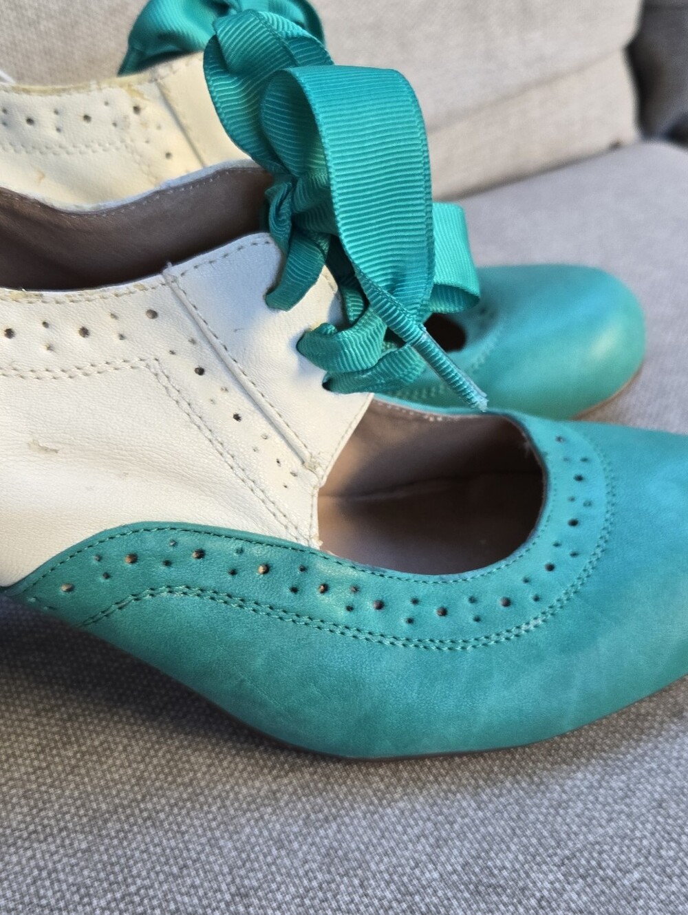Chelsea Crew Two-Tone Teal and White Heeled Oxford Pumps - Picture 4 of 13
